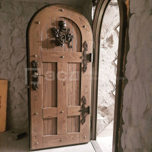 Арочная дверь под старину с кованными художественными элементами
