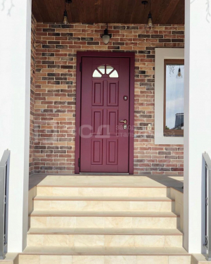 Тёмно красная входная дверь для частного дома