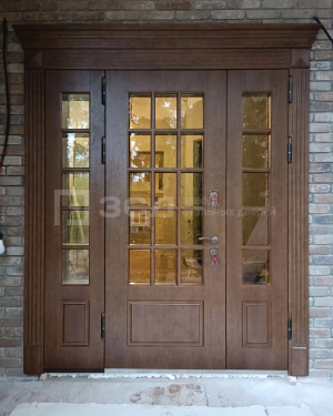 Широкая дверь из массива со стеклом в частный дом
