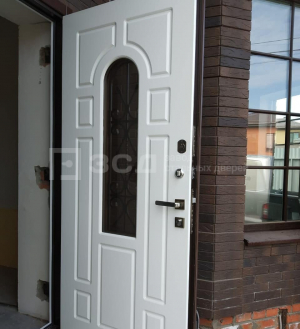 Входная дверь с ковкой и белой панелью ПВХ внутри